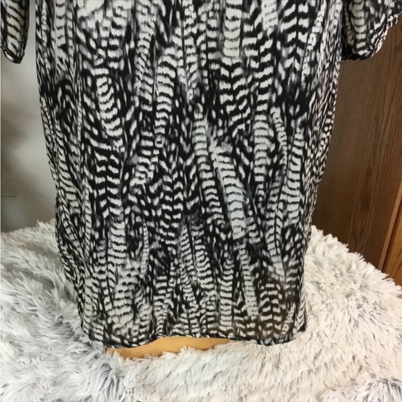 H & M size 2 black white and gray dress
Body is lined arms are not
3/4 s… - Picture 3 of 16